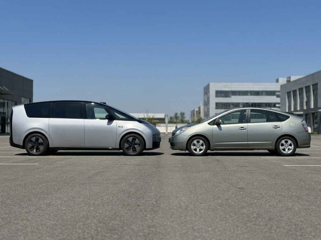 Внешний вид Lixiang Mega и Toyota Prius